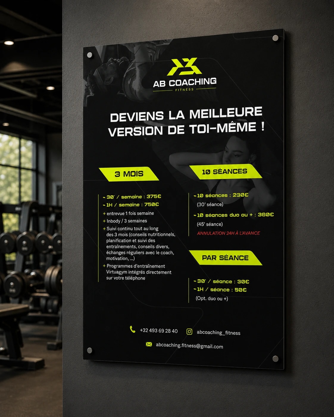 Panneau A3 en aluminium des formules et tarifs AB Coaching, accroché dans la salle